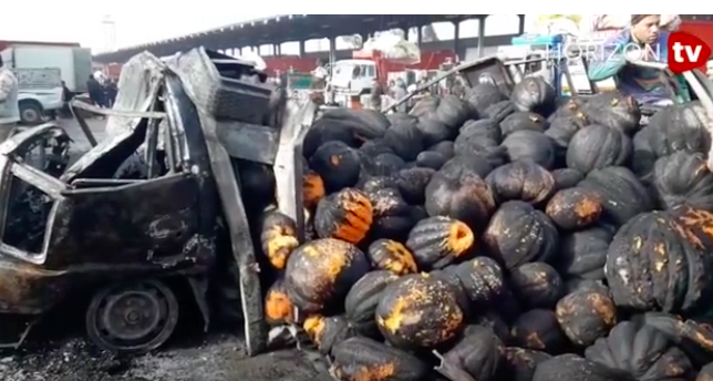 صورة غضب تجار سوق الجملة بعد الحريق الذي التهم ملايين البضائع وعشرات الشاحنات