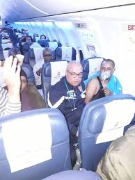 صورة طبيب الحسنية ينقذ إثيوبيا على مثن الطائرة