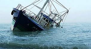 صورة طرفاية… غرق قارب مغربي وإنقاذ حوالي 30 صيادا