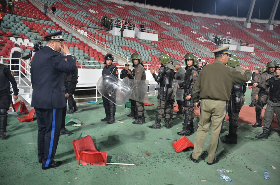 صورة الشغب الذي أفسد كلاسيكو الجيش والرجاء