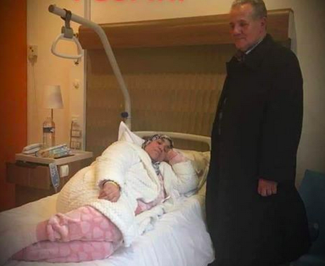 صورة والدة الزفزافي تسافر إلى باريس لاستئصال الورم الخبيث