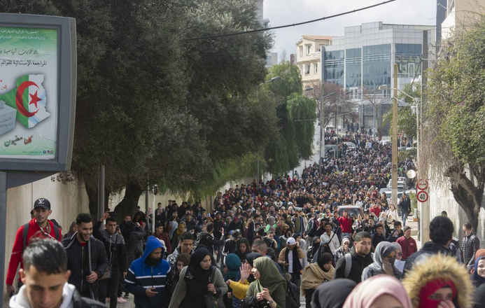 صورة مساء اليوم .. مسيرات بمئات آلاف الجزائريين ضد الولاية الخامسة لبوتفليقة