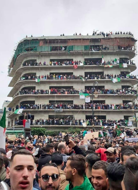 صورة الجزائر .. تحقيق في تهريب أموال ومنع من مغادرة البلاد