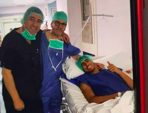 صورة صورة .. نجاح العملية الجراحية لأشرف حكيمي