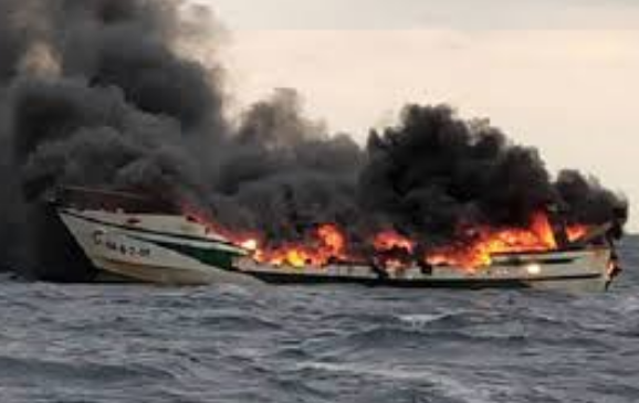 صورة مصرع صياد مغربي إثر احتراق سفينة إسبانية