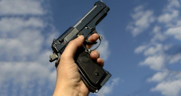 صورة مفتش شرطة يشهر مسدسه في منطقة مولاي رشيد بالبيضاء