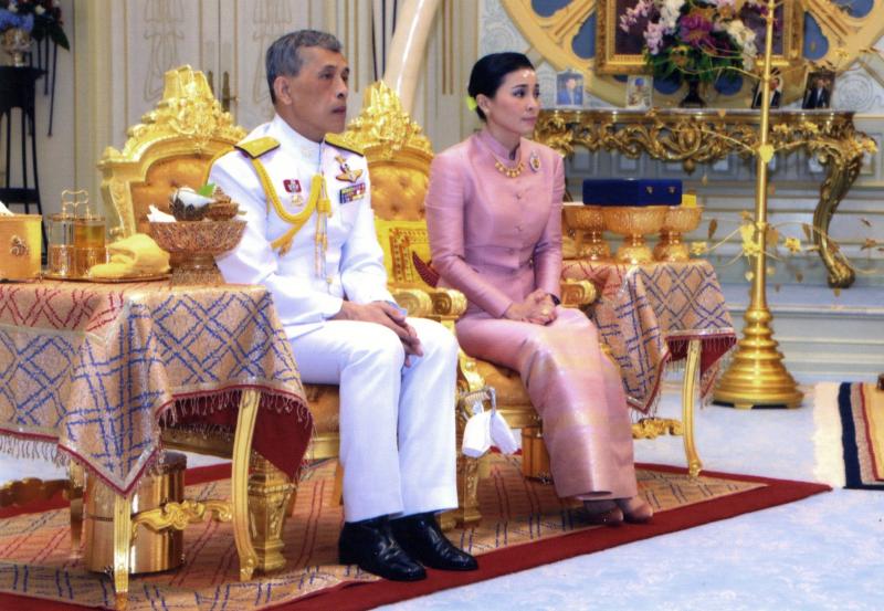 صورة ملك تايلاند يتزوج حارسته الشخصية ويعينها ملكة