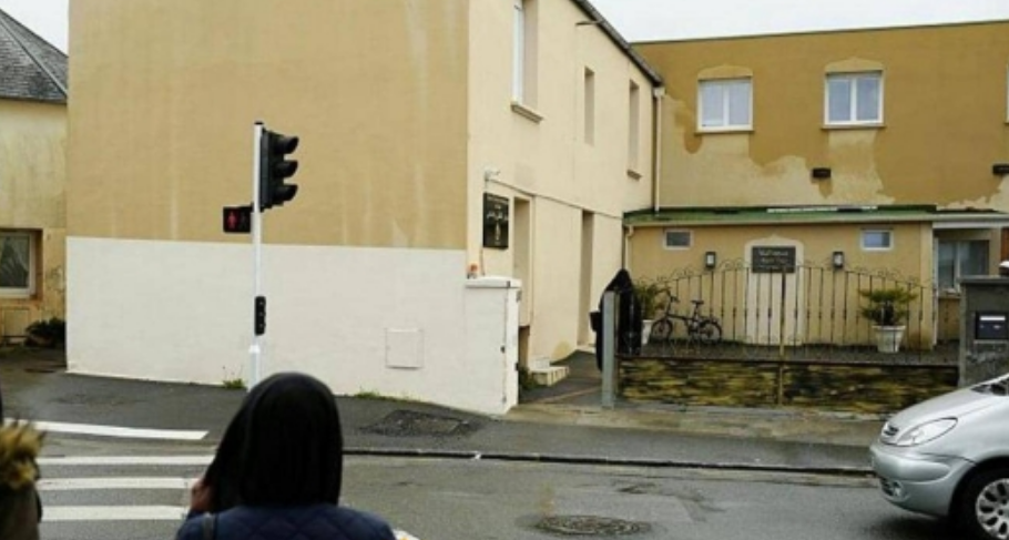 صورة إصابات في إطلاق نار قرب مسجد بفرنسا