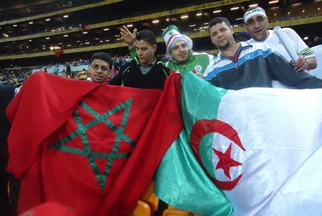 صورة الجماهير المغربية والجزائرية في نفس المدرجات بالكان