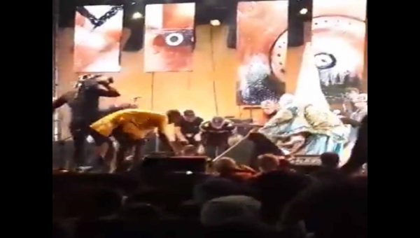 صورة بالفيديو: انهيار المنصة الرسمية لمهرجان كناوة والفرقة تنجو بأعجوبة