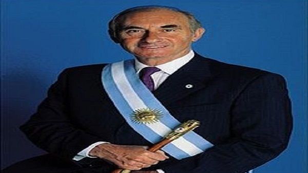 صورة وفاة الرئيس الأرجنتيني السابق “فرناندو دي لاروا” عن عمر يناهز 81 عام