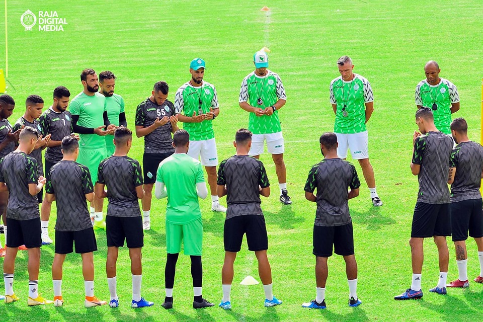 صورة لاعبو الرجاء البيضاوي يترحمون على ضحايا فاجعة تارودانت
