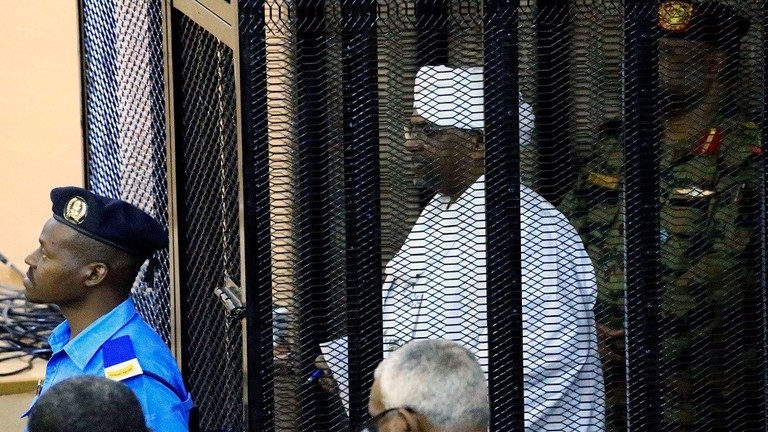 صورة الرئيس السوداني المعزول يمثل أمام المحكمة من جديد