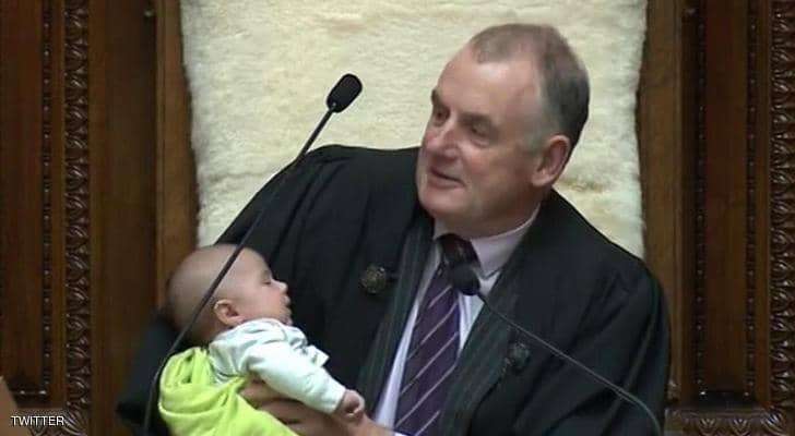 صورة بالفيديو…رئيس برلمان نيوزيلاندا يرضع طفلا أثناء ادارته الجلسة