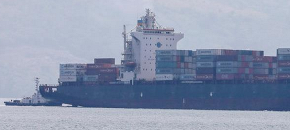 صورة إنقاذ 5 بحارة على إثر اصطدام سفينة أجنبية لنقل البضائع في عرض سواحل الداخلة