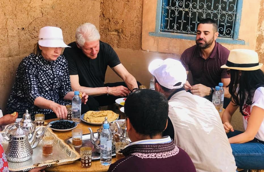 صورة كلينتون وزوجته يتناولان وجبة فطور مع أسرة مغربية بضواحي مراكش