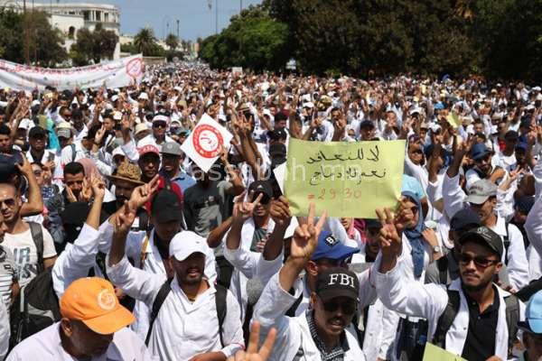 صورة هيئة نقابية تخوض مسيرة احتجاجا على التوظيف بالتعاقد في التعليم واالقانون الإطار
