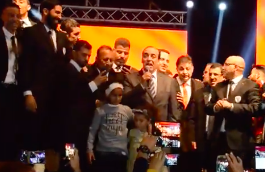 صورة بالحي المحمدي .. احتفال وزير الرياضة مع لاعبي «الطاس»