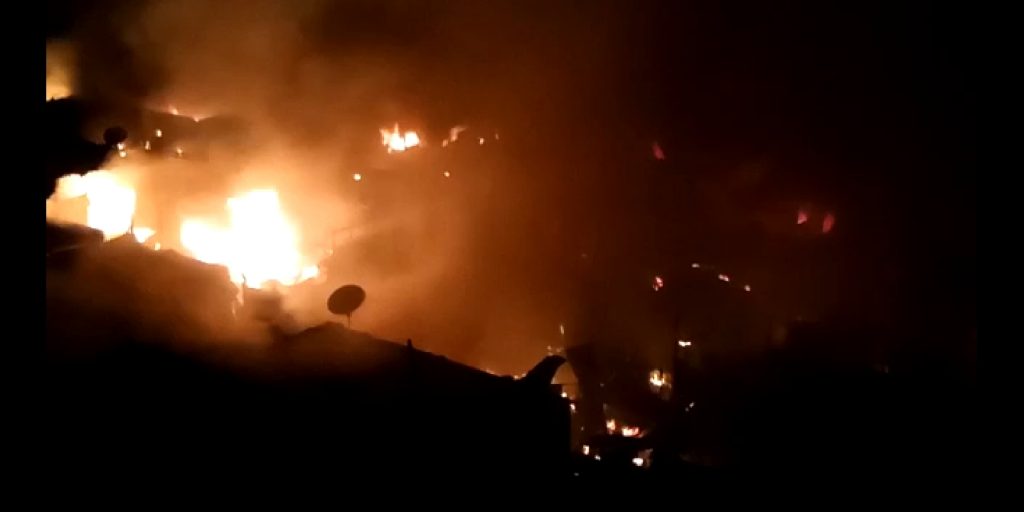 صورة بالفيديو..حريق بسوق “دلاس” للمتلاشيات