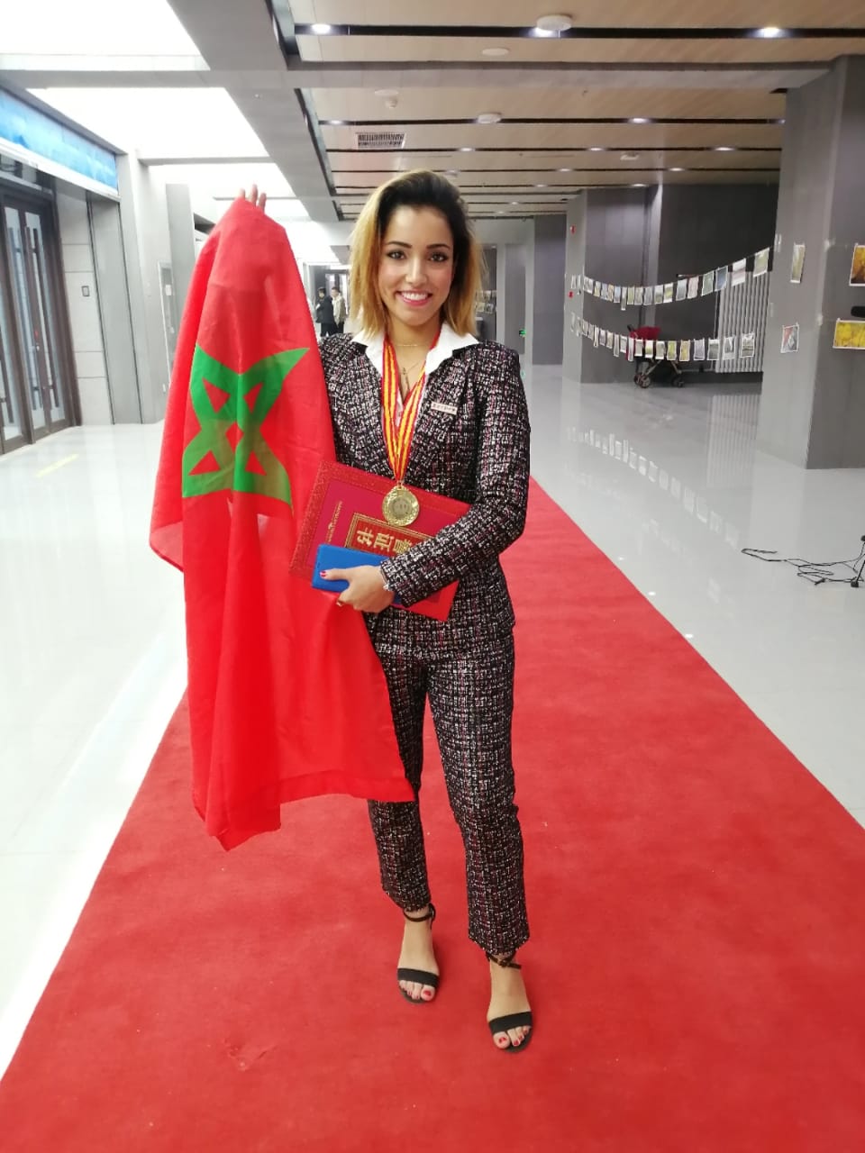 مغربية تتوج بالجائزة الأولى للرسم بالصين