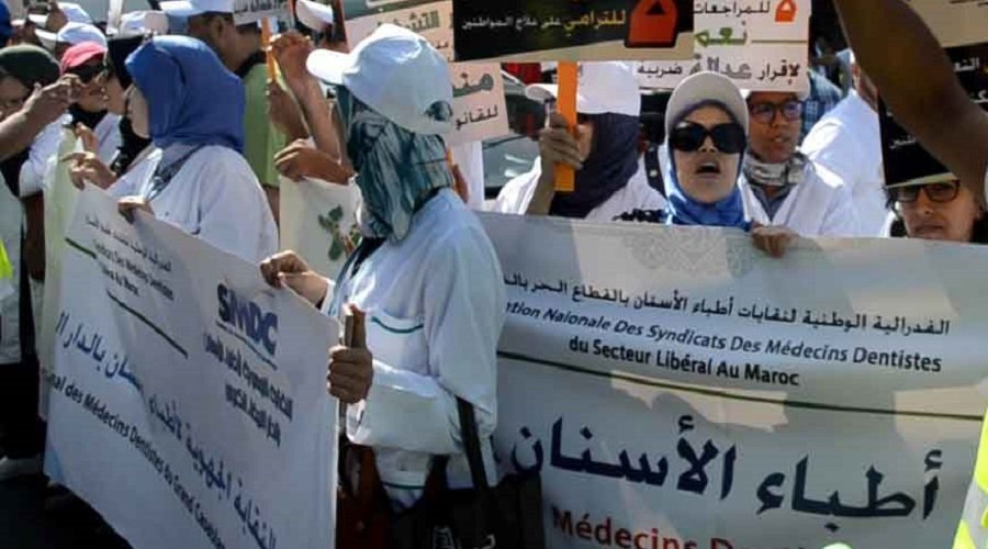 صورة إضراب وطني لنقابة أطباء الأسنان أمام وزارة الصحة