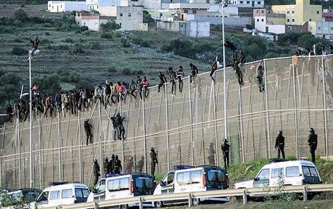 صورة إحباط محاولة اقتحام جماعي لحوالي 400 مهاجرا سريا لمدينة سبتة