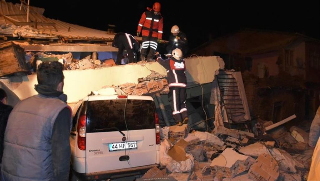 صورة قتلى و جرحى في زلزال قوي ضرب تركيا