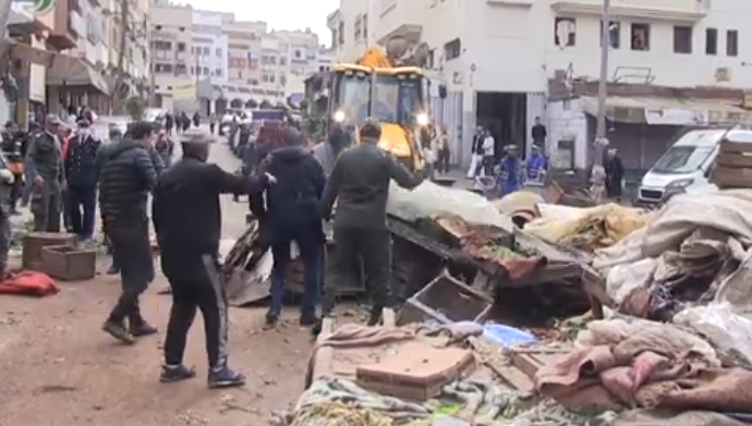 صورة حالة الطوارئ.. السلطات تهدم سوقا عشوائيا بالبرنوصي بالبيضاء