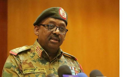صورة وفاة وزير الدفاع السوداني جمال عمر إثر نوبة قلبية