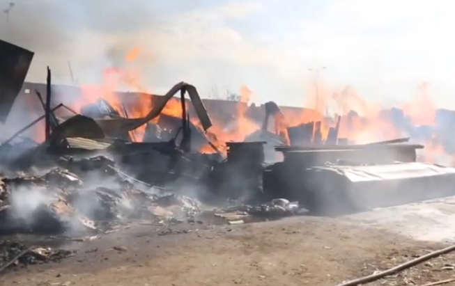 صورة حريق مهول بسوق “درب ميلا” بـ”كازا” وشهود عيان يكشفون التفاصيل