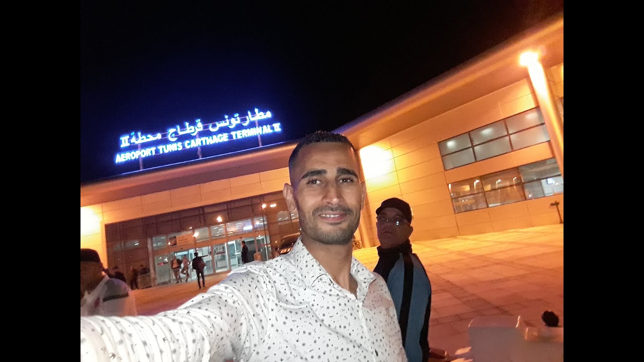 صورة ترحيل صحفي مغربي من مطار قرطاج بعد مرافقته بعثة الوداد
