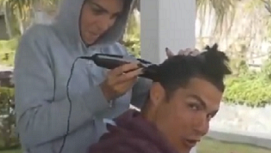 صورة بالفيديو..جورجينا تحلق شعر رونالدو بسبب الحجر الصحي