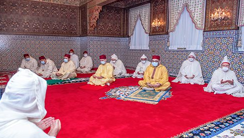 صورة أمير المؤمنين يؤدي صلاة عيد الفطر باحترام الحجر الصحي والتدابير الوقائية