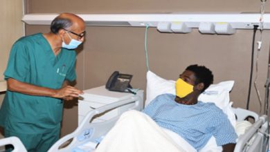 صورة الرباط.. إجراء أول عملية جراحية للاجئ إفريقي في إطار شراكة بين مفوضية اللاجئين وهيئة الأطباء