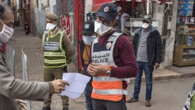 صورة مسؤولون يدشنون حملات التحسيس بأهمية التلقيح ضد كورونا في شوارع المغرب