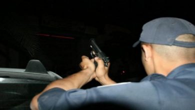 صورة شرطي يطلق الرصاص لتوقيف مختل عقلي بالريش