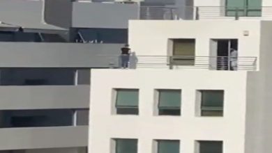 صورة خطير.. شابة تهدد بالانتحار من أعلى بناية في “كازا”