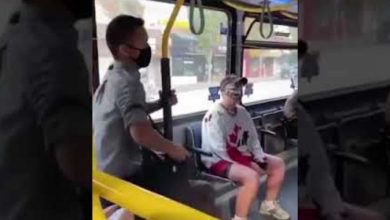 صورة بالفيديو.. شاب يركل سيدة ويسقطها أرضا خارج حافلة