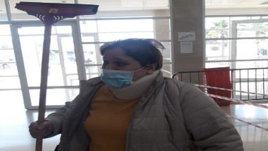 صورة ممرضة تستعين بـ “كراطة” لتنظيف مستشفى وتكشف لـ “سيت أنفو” التفاصيل