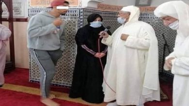 صورة بعد الإساءة للرسول.. مواطنة فرنسية تعلن إسلامها داخل مسجد بالجديدة -فيديو