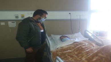 صورة أحمجيق يكشف الوضع الصحي لوالدته بعد العملية الجراحية