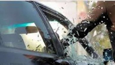 صورة أمن البيضاء يتفاعل مع فيديو لشخص “هائج” يكسر سيارات بواسطة سلاح أبيض