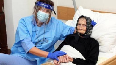 صورة بعمر 99 عاما.. مسنة كرواتية هزمت كورونا وعادت لحياتها