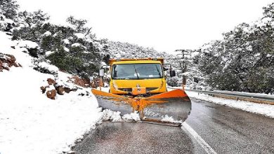 صورة سلطات خنيفرة تعبئ كافة إمكانياتها لإزاحة الثلوج عن الطرقات