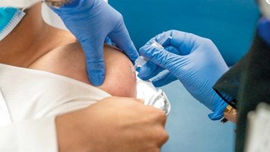 صورة شائعات انطلاق حملة التلقيح وموعد وصول اللقاح يؤرقان بال المغاربة ووزارة الصحة في خبر كان