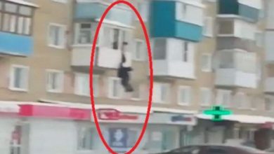 صورة رجل يحاول الهرب بطريقة خطيرة بعدما ضبطه زوج عشيقته داخل غرفة النوم -فيديو