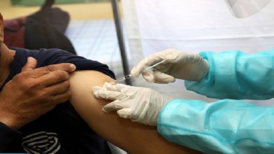 صورة زعم تلقيه جرعتين من اللقاح في وقت واحد.. فتح بحث حول “فيديو” لشخص بشيشاوة