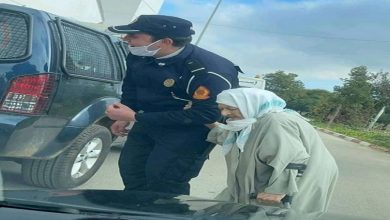 صورة صورة شرطي يساعد مسنة لتلقي لقاح “كورونا” تلهب “فيسبوك”