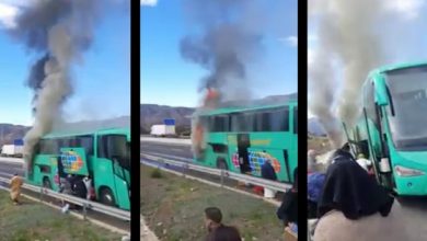 صورة فيديو يحبس الأنفاس للحظة اندلاع النيران بحافلة للمسافرين بطريق أمسكرود