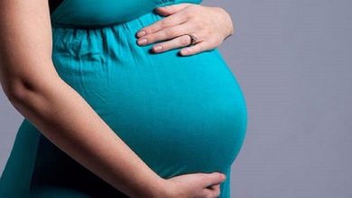 صورة هل يمكن للمرأة الحامل الاستفادة من لقاح كورونا؟.. طبيب مغربي يجيب